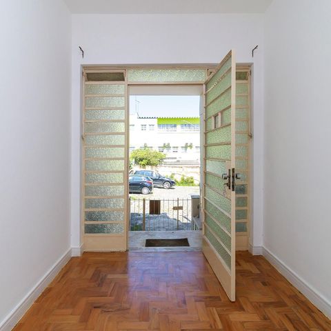 Casa à venda com 150m², 4 quartos e 1 vaga Casa à venda com 150m², 4 quartos e 1 vagaSala