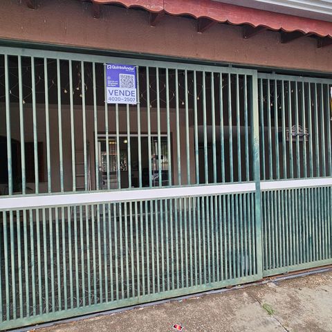 Casa à venda com 207m², 2 quartos e 2 vagas Casa à venda com 207m², 2 quartos e 2 vagasFachada + Plaquinha