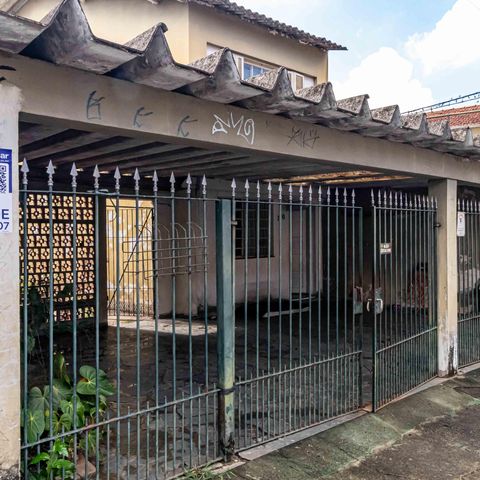 Casa à venda com 141m², 2 quartos e 3 vagas Casa à venda com 141m², 2 quartos e 3 vagasFachada