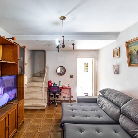 Casa à venda com 141m², 2 quartos e 3 vagas Casa à venda com 141m², 2 quartos e 3 vagasSala