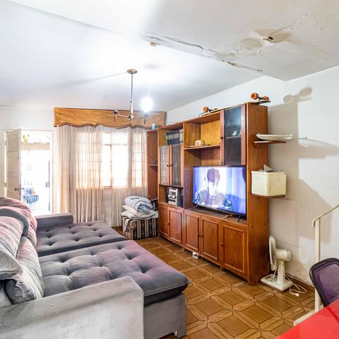 Casa à venda com 141m², 2 quartos e 3 vagas Casa à venda com 141m², 2 quartos e 3 vagasSala