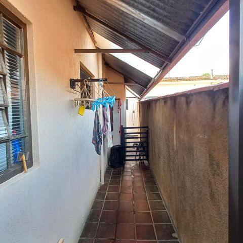 Casa à venda com 156m², 3 quartos e 4 vagas Casa à venda com 156m², 3 quartos e 4 vagasCorredor Lateral Direito
