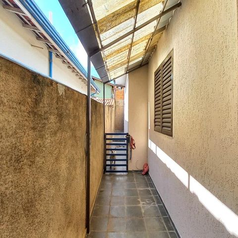 Casa à venda com 156m², 3 quartos e 4 vagas Casa à venda com 156m², 3 quartos e 4 vagasCorredor Lateral Esquerdo