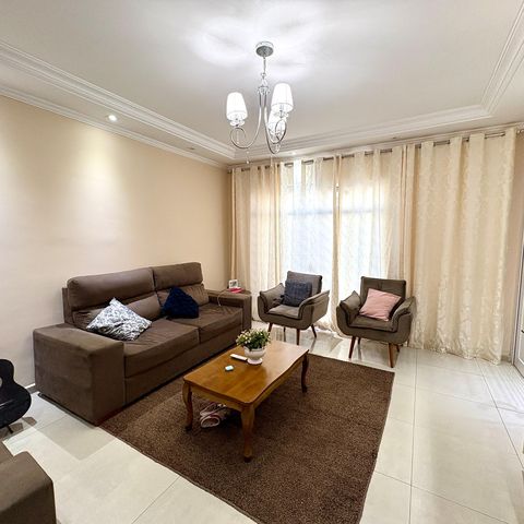 Casa à venda com 259m², 6 quartos e 2 vagas Casa à venda com 259m², 6 quartos e 2 vagasSala