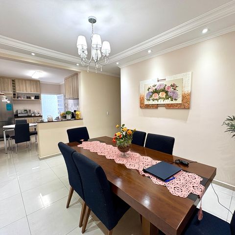 Casa à venda com 259m², 6 quartos e 2 vagas Casa à venda com 259m², 6 quartos e 2 vagasSala