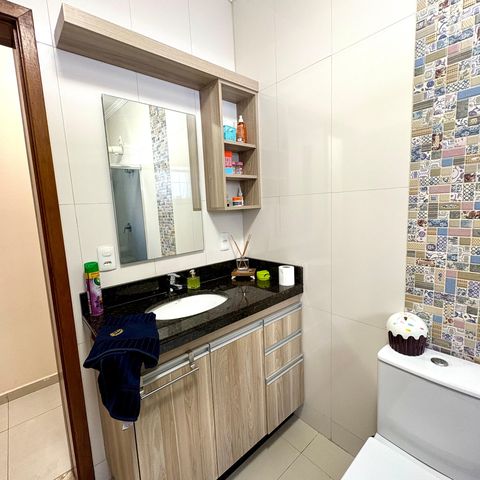 Casa à venda com 259m², 6 quartos e 2 vagas Casa à venda com 259m², 6 quartos e 2 vagasBanheiro Social