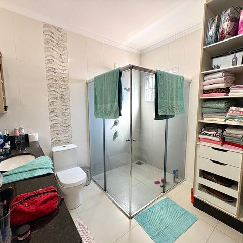 Casa à venda com 259m², 6 quartos e 2 vagas Casa à venda com 259m², 6 quartos e 2 vagasBanheiro Suíte 2