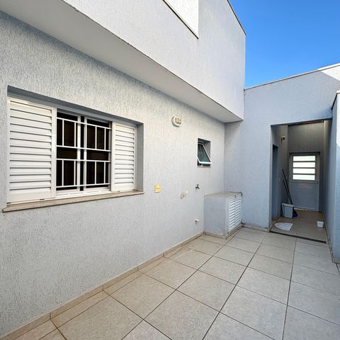 Casa à venda com 259m², 6 quartos e 2 vagas Casa à venda com 259m², 6 quartos e 2 vagasVaranda