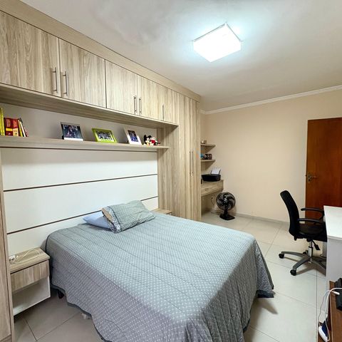 Casa à venda com 259m², 6 quartos e 2 vagas Casa à venda com 259m², 6 quartos e 2 vagasQuarto 1