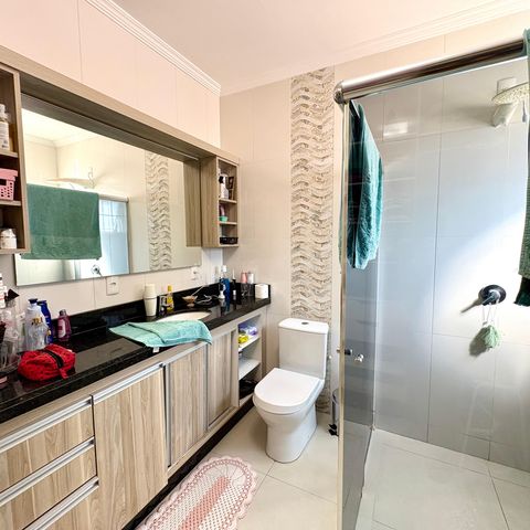 Casa à venda com 259m², 6 quartos e 2 vagas Casa à venda com 259m², 6 quartos e 2 vagasBanheiro Suíte 2