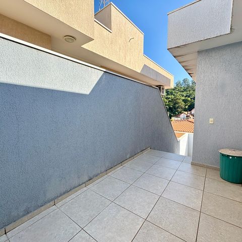 Casa à venda com 259m², 6 quartos e 2 vagas Casa à venda com 259m², 6 quartos e 2 vagasVaranda