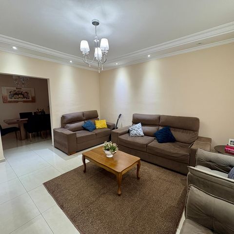 Casa à venda com 259m², 6 quartos e 2 vagas Casa à venda com 259m², 6 quartos e 2 vagasSala