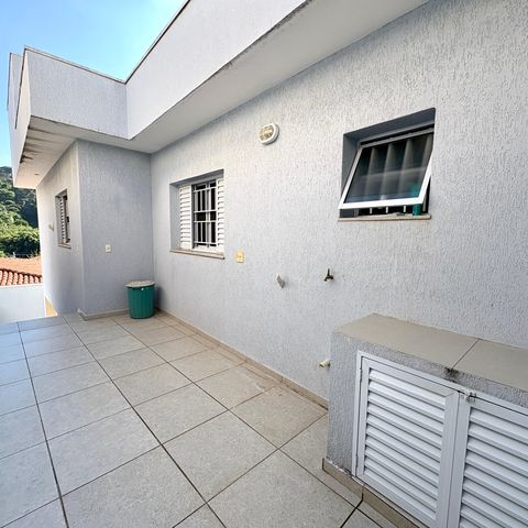 Casa à venda com 259m², 6 quartos e 2 vagas Casa à venda com 259m², 6 quartos e 2 vagasVaranda