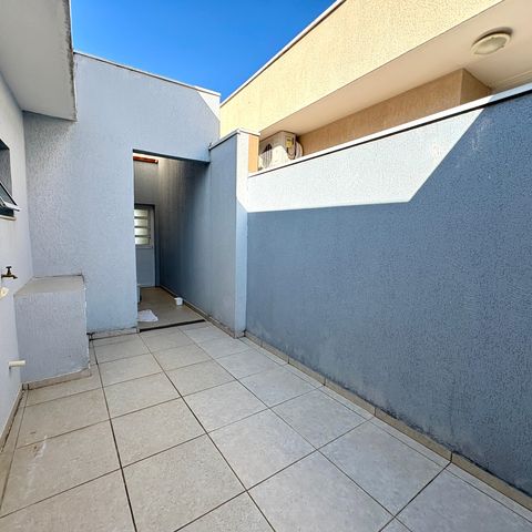Casa à venda com 259m², 6 quartos e 2 vagas Casa à venda com 259m², 6 quartos e 2 vagasVaranda