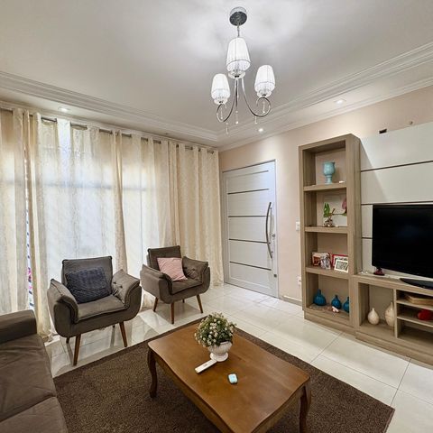 Casa à venda com 259m², 6 quartos e 2 vagas Casa à venda com 259m², 6 quartos e 2 vagasSala
