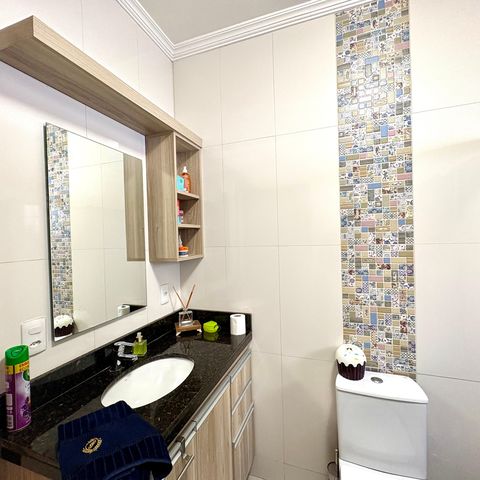 Casa à venda com 259m², 6 quartos e 2 vagas Casa à venda com 259m², 6 quartos e 2 vagasBanheiro Social