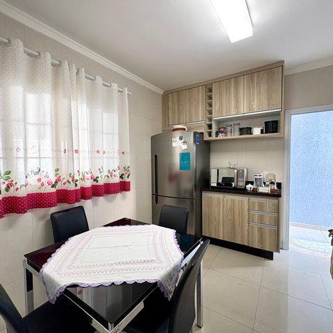 Casa à venda com 259m², 6 quartos e 2 vagas Casa à venda com 259m², 6 quartos e 2 vagasCozinha