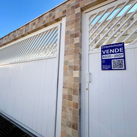 Casa à venda com 259m², 6 quartos e 2 vagas Casa à venda com 259m², 6 quartos e 2 vagasFachada + Placa