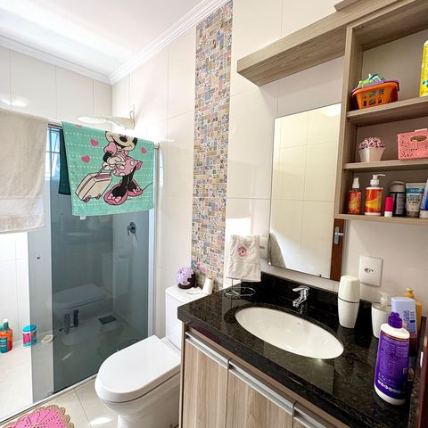 Casa à venda com 259m², 6 quartos e 2 vagas Casa à venda com 259m², 6 quartos e 2 vagasBanheiro Suíte 1