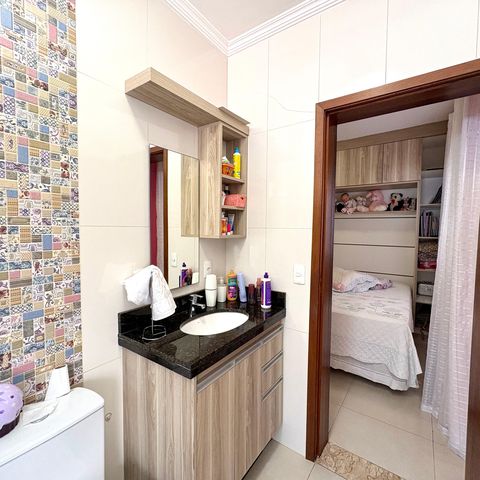 Casa à venda com 259m², 6 quartos e 2 vagas Casa à venda com 259m², 6 quartos e 2 vagasBanheiro Suíte 1