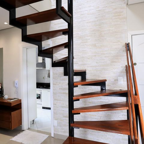 Apartamento à venda com 180m², 3 quartos e 2 vagas Apartamento à venda com 180m², 3 quartos e 2 vagasEscada