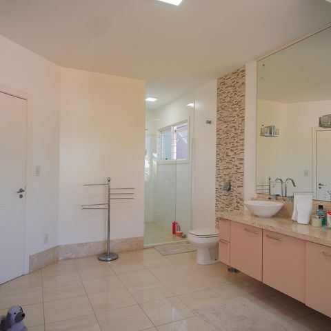 Casa à venda com 295m², 3 quartos e 3 vagasBanheiro da Suíte