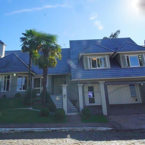 Casa à venda com 295m², 3 quartos e 3 vagas Casa à venda com 295m², 3 quartos e 3 vagasFachada