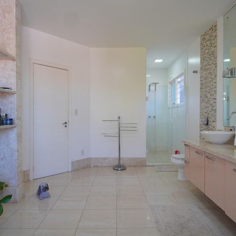 Casa à venda com 295m², 3 quartos e 3 vagasBanheiro da Suíte