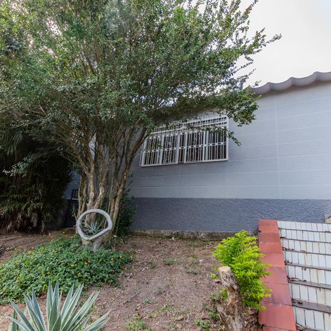 Casa à venda com 151m², 3 quartos e 2 vagas Casa à venda com 151m², 3 quartos e 2 vagasFachada