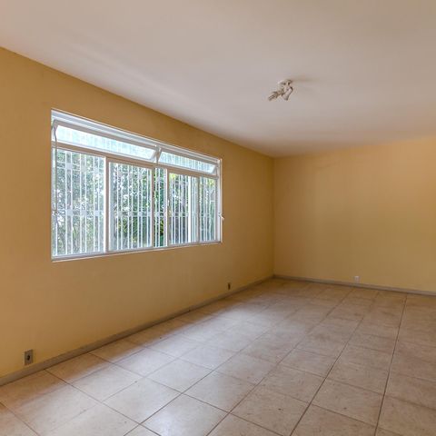 Casa à venda com 151m², 3 quartos e 2 vagas Casa à venda com 151m², 3 quartos e 2 vagasSala