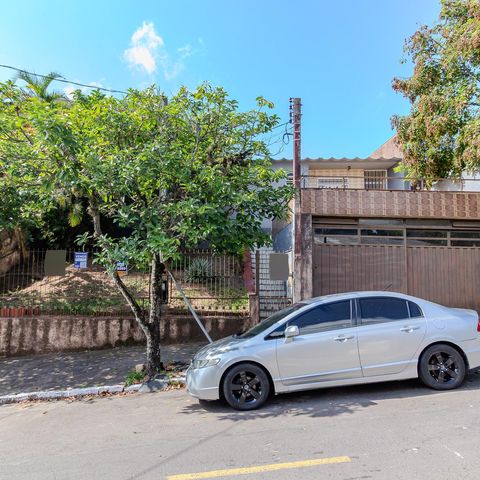 Casa à venda com 151m², 3 quartos e 2 vagas Casa à venda com 151m², 3 quartos e 2 vagasFachada