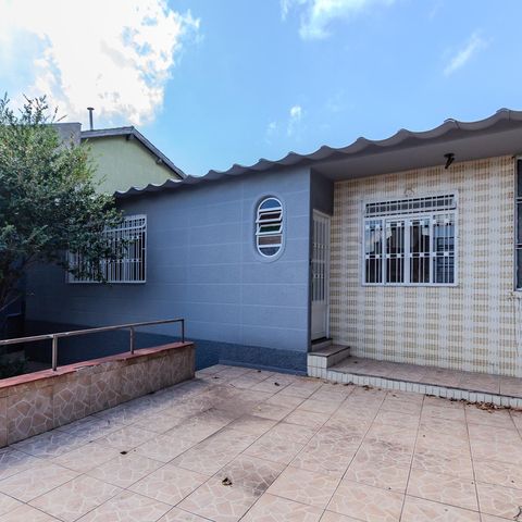 Casa à venda com 151m², 3 quartos e 2 vagas Casa à venda com 151m², 3 quartos e 2 vagasFachada