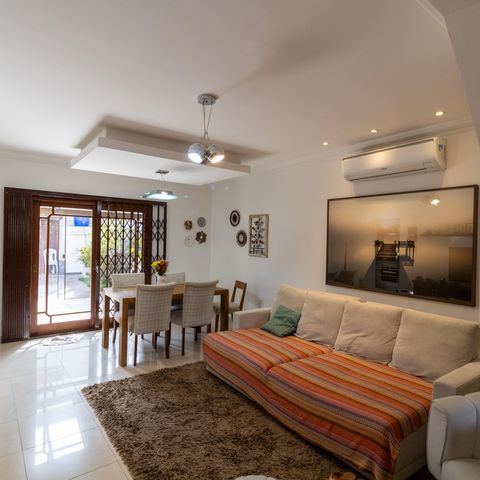 Casa à venda com 375m², 3 quartos e 4 vagas Casa à venda com 375m², 3 quartos e 4 vagasSala