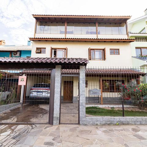Casa à venda com 375m², 3 quartos e 4 vagas Casa à venda com 375m², 3 quartos e 4 vagasFachada