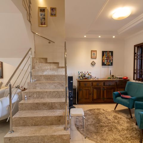 Casa à venda com 375m², 3 quartos e 4 vagas Casa à venda com 375m², 3 quartos e 4 vagasSala