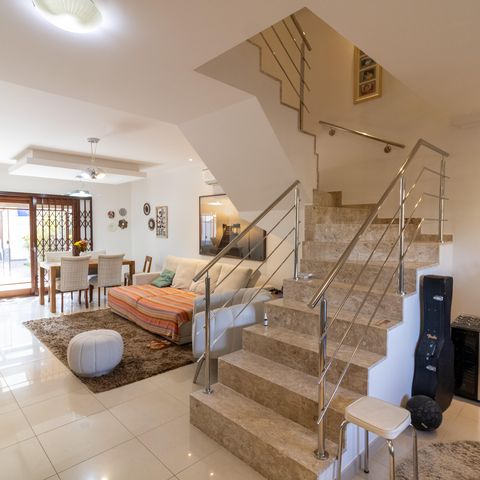 Casa à venda com 375m², 3 quartos e 4 vagas Casa à venda com 375m², 3 quartos e 4 vagasSala