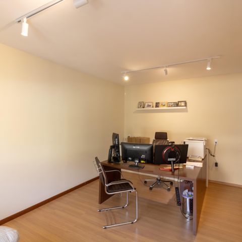 Casa à venda com 375m², 3 quartos e 4 vagas Casa à venda com 375m², 3 quartos e 4 vagasEscritório