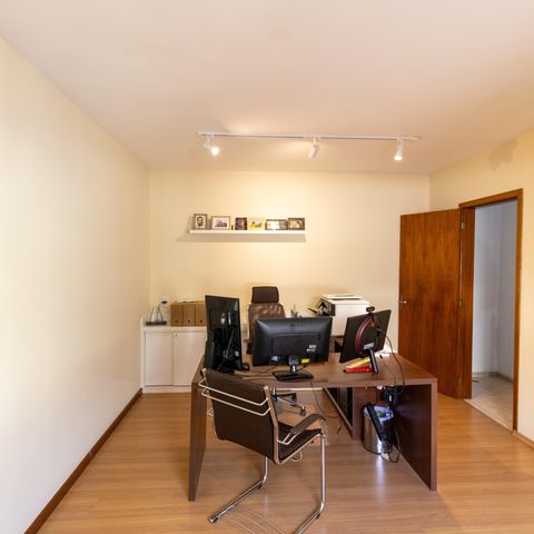 Casa à venda com 375m², 3 quartos e 4 vagas Casa à venda com 375m², 3 quartos e 4 vagasEscritório