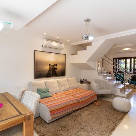 Casa à venda com 375m², 3 quartos e 4 vagas Casa à venda com 375m², 3 quartos e 4 vagasSala