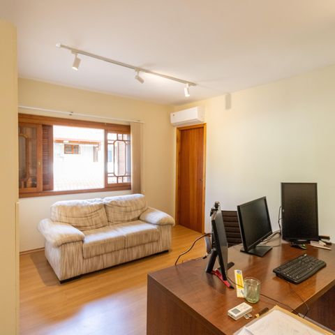 Casa à venda com 375m², 3 quartos e 4 vagas Casa à venda com 375m², 3 quartos e 4 vagasEscritório