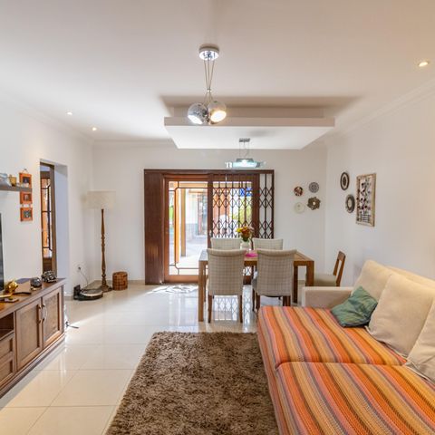 Casa à venda com 375m², 3 quartos e 4 vagas Casa à venda com 375m², 3 quartos e 4 vagasSala