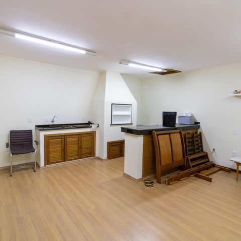 Casa à venda com 375m², 3 quartos e 4 vagas Casa à venda com 375m², 3 quartos e 4 vagasEscritório