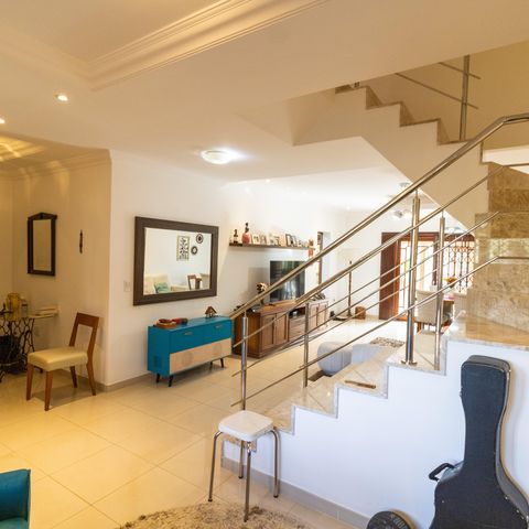 Casa à venda com 375m², 3 quartos e 4 vagas Casa à venda com 375m², 3 quartos e 4 vagasSala