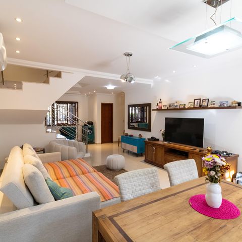 Casa à venda com 375m², 3 quartos e 4 vagas Casa à venda com 375m², 3 quartos e 4 vagasSala
