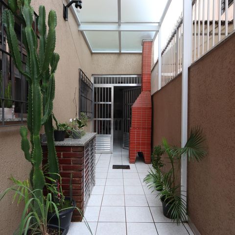 Casa à venda com 200m², 3 quartos e 8 vagasCorredor Lateral