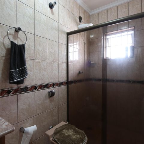 Casa à venda com 200m², 3 quartos e 8 vagasBanheiro da Suíte 1