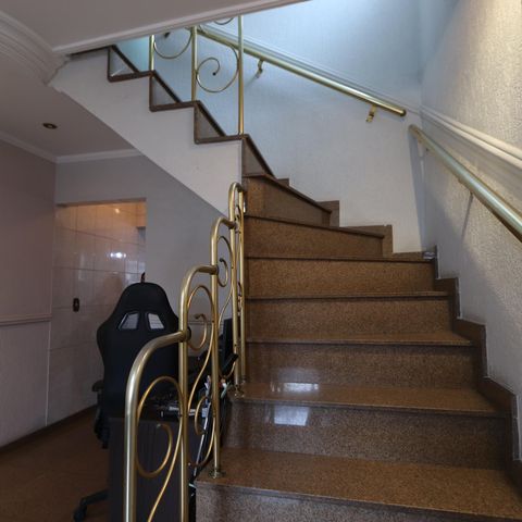 Casa à venda com 200m², 3 quartos e 8 vagasEscada