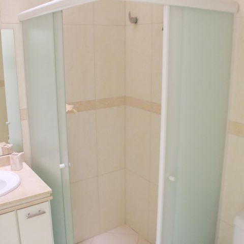 Casa à venda com 473m², 3 quartos e 8 vagasBanheiro da Suíte 2