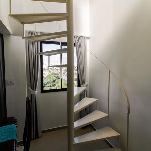 Apartamento para alugar com 134m², 2 quartos e 2 vagas Apartamento para alugar com 134m², 2 quartos e 2 vagasEscada acesso cobertura