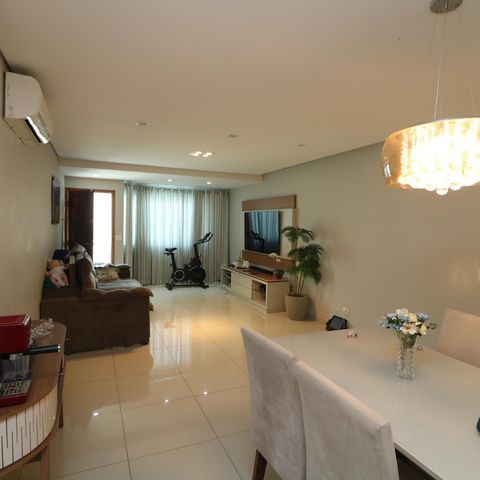 Casa à venda com 190m², 3 quartos e 4 vagasSala